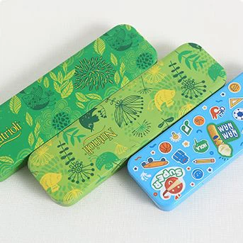 Kwadratowe blaszane pudełko